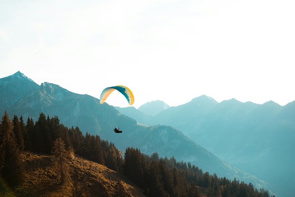 Comment préparer un camping pour une expédition de parapente en haute montagne ?