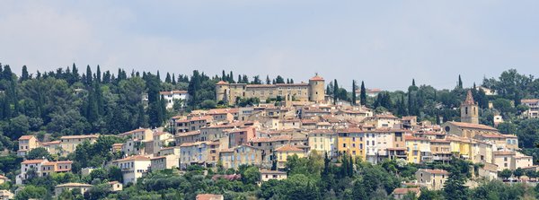 Où trouver une villa en Provence avec des cours de pâtisserie française et des visites de marchés locaux?